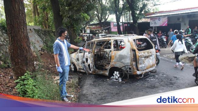 Depok Dilanda Kerusuhan: Mobil Terbakar, Polisi Dianiaya Ormas Depok Dilanda Kerusuhan: Mobil Terbakar, Polisi Dianiaya Ormas
