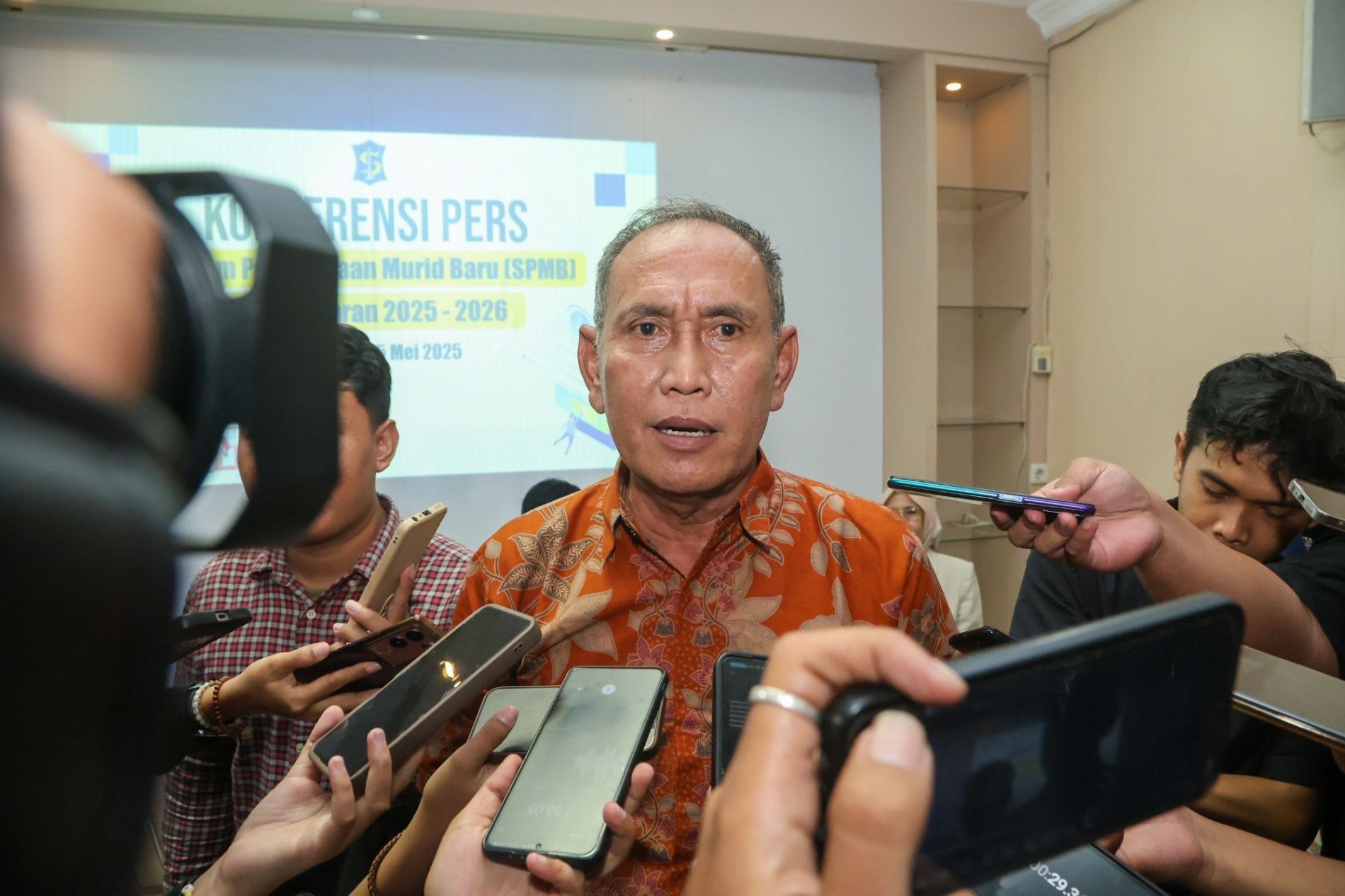 Dispendik Surabaya Sediakan Posko Pendaftaran, Permudah Orang Tua Murid Baru Di Sekolah Dasar Dan Menengah Pertama Dispendik Surabaya Sediakan Posko Pendaftaran, Permudah Orang Tua Murid Baru Di Sekolah Dasar Dan Menengah Pertama