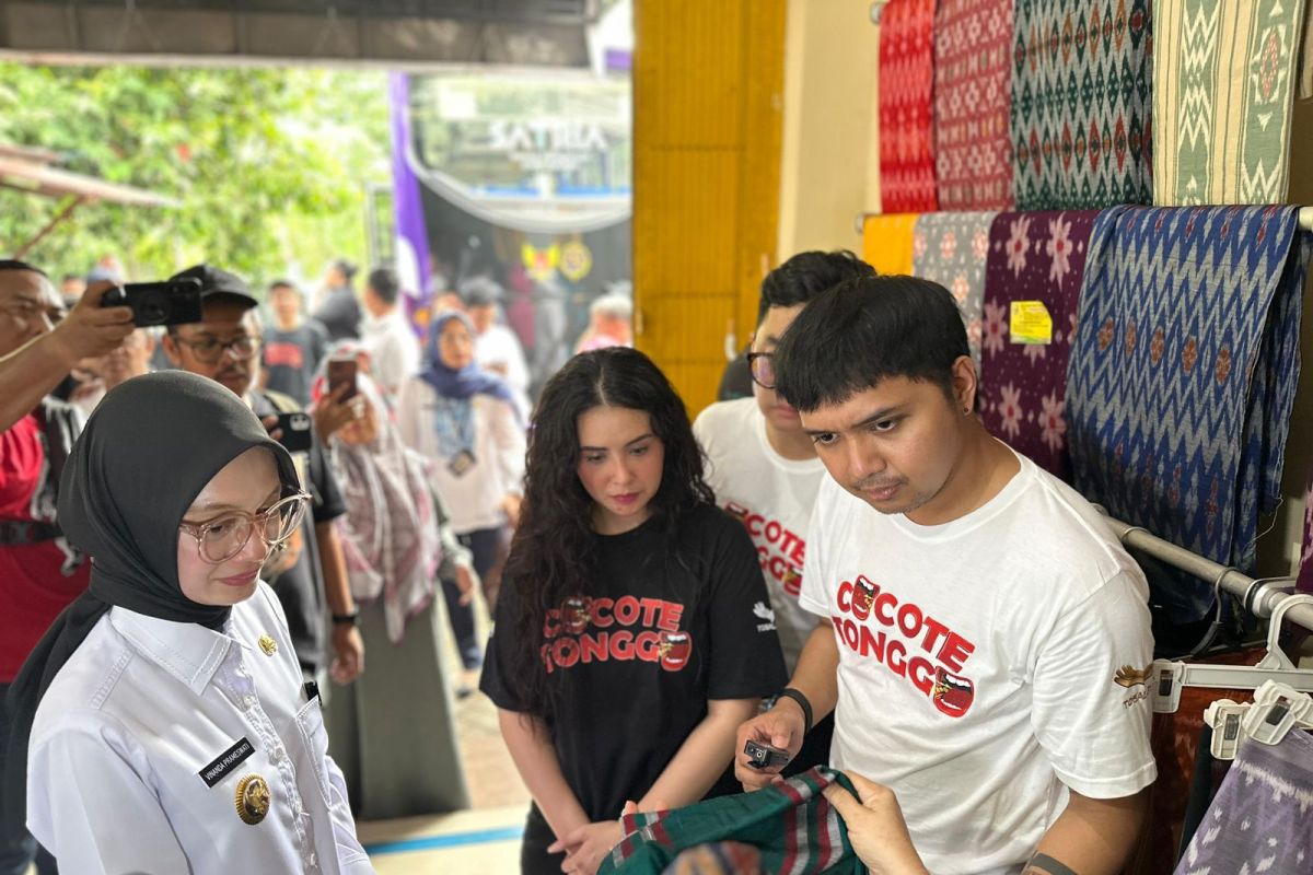 Dukungan Artis Film Cocote Dan Tonggo Untuk Tenun Khas Kediri Dukungan Artis Film Cocote Dan Tonggo Untuk Tenun Khas Kediri