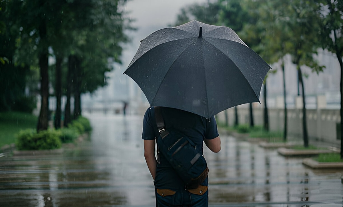 East Java On High Alert: BMKG's Extreme Weather Warning (May 18-27, 2025) East Java On High Alert: BMKG's Extreme Weather Warning (May 18-27, 2025)