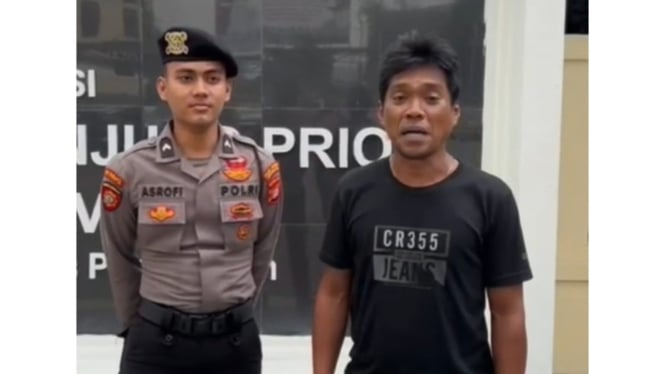 Kehilangan Dompet Di Priok, Pria Ini Dibantu Polisi Untuk Pulang Ke Ternate Kehilangan Dompet Di Priok, Pria Ini Dibantu Polisi Untuk Pulang Ke Ternate