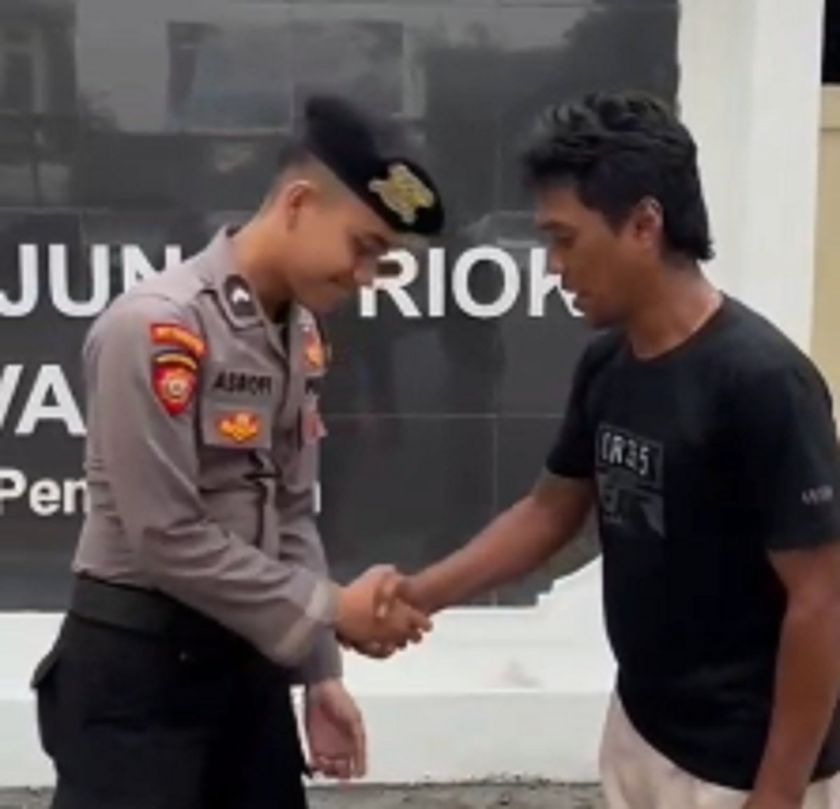 Kehilangan Dompet Di Terminal Tj Priok, Perjalanan Pulang Kampung Tetap Lancar Berkat Polisi Kehilangan Dompet Di Terminal Tj Priok, Perjalanan Pulang Kampung Tetap Lancar Berkat Polisi