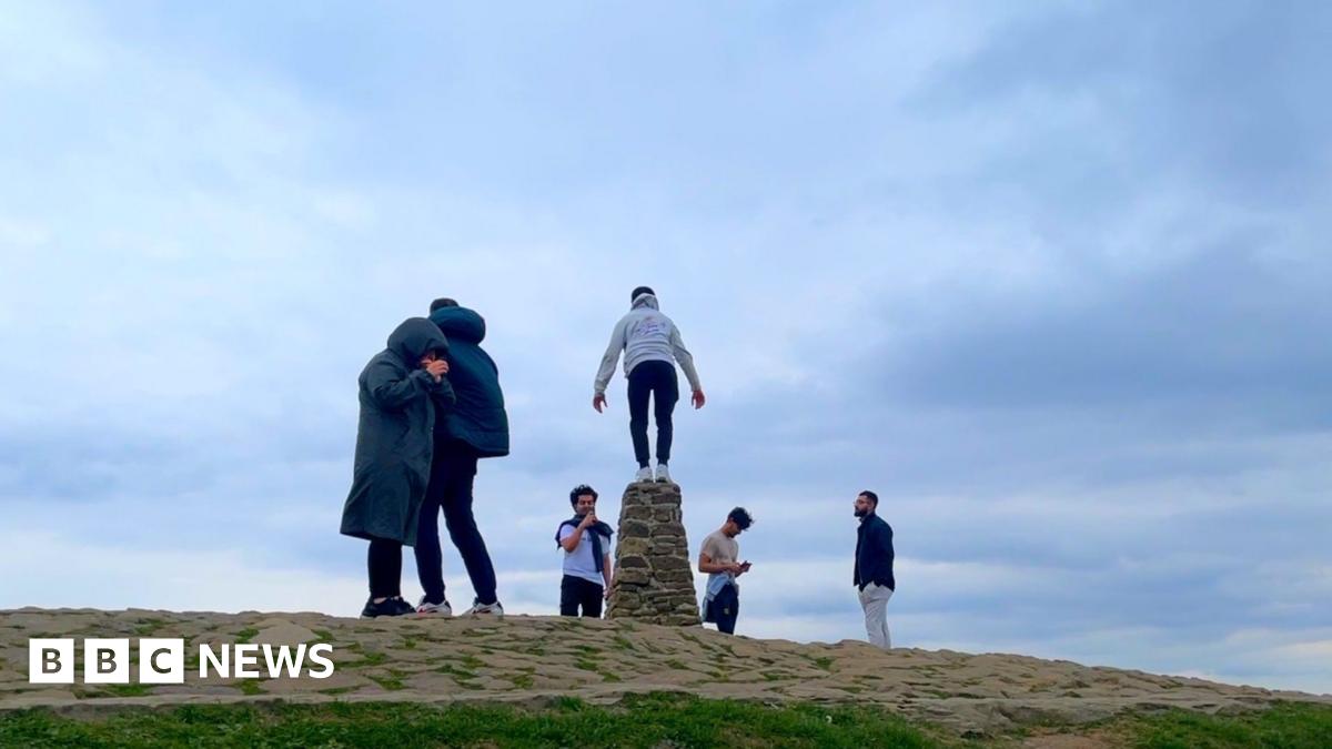 Mam Tor's Popularity: Parking Chaos And The Poo Problem Mam Tor's Popularity: Parking Chaos And The Poo Problem