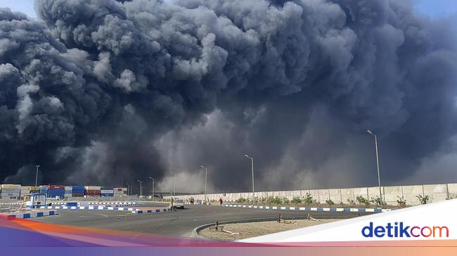 Potret Tragedi: Ledakan Di Pelabuhan Iran Tewaskan Warga Potret Tragedi: Ledakan Di Pelabuhan Iran Tewaskan Warga