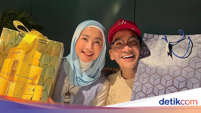 Terungkap! Kedekatan Desy Ratnasari Dan Ruben Onsu: Fakta Atau Fiksi? Terungkap! Kedekatan Desy Ratnasari Dan Ruben Onsu: Fakta Atau Fiksi?